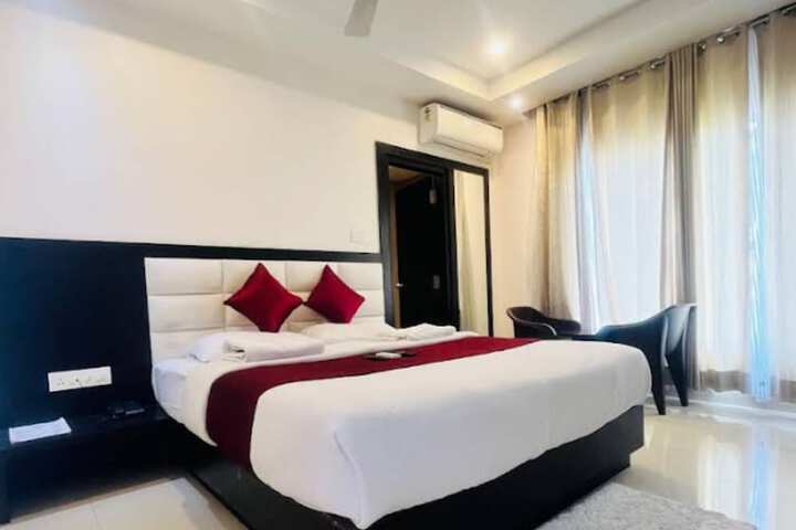 Room 9 of 32