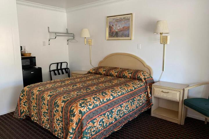 1 Queen Bed (6 of 9)