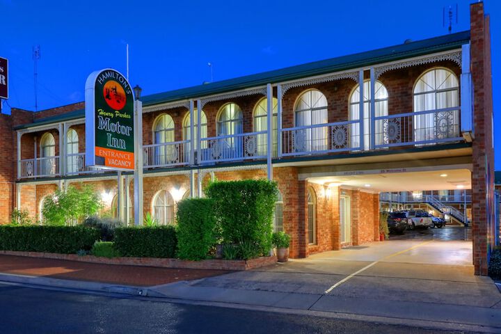 Hamiltons Henry Parkes Motor Inn Parkes