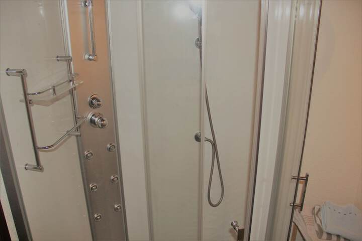 Room 13 of 33