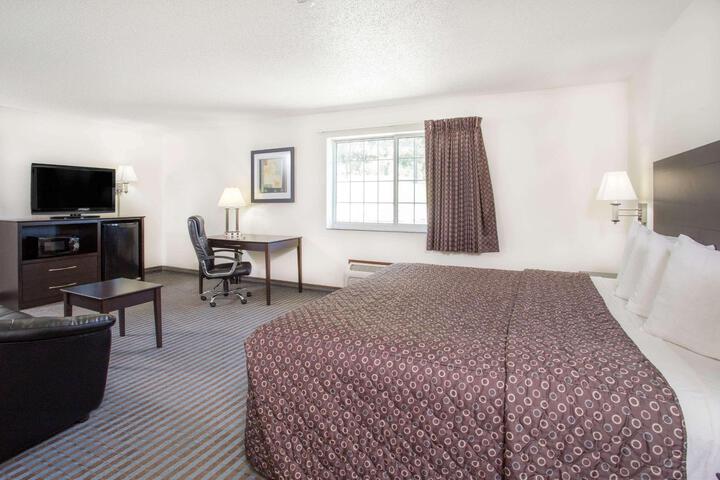 1 King Bed (3 of 10)