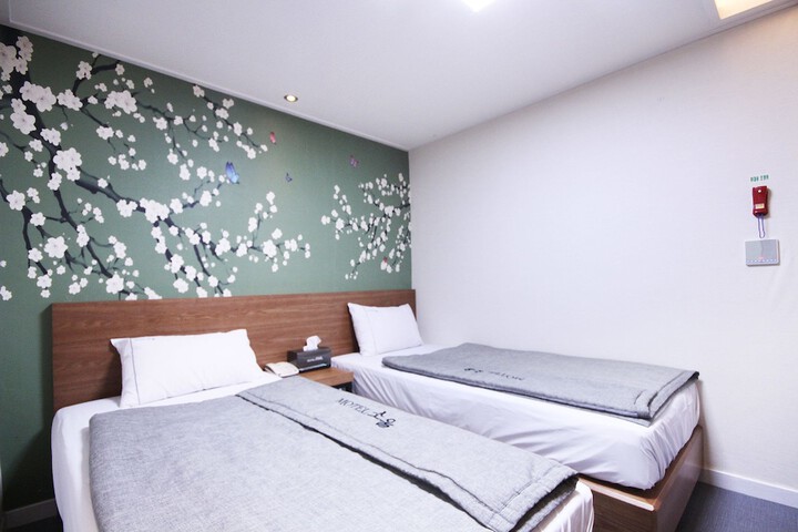 Room 5 of 28