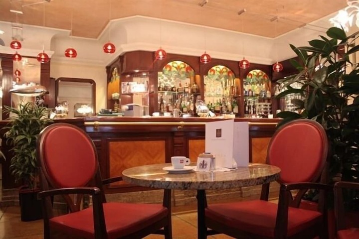 Lounge 40 of 73