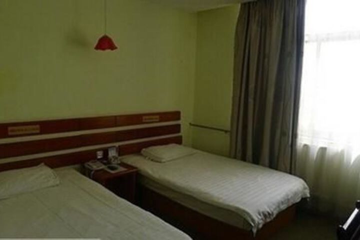 Room 8 of 9
