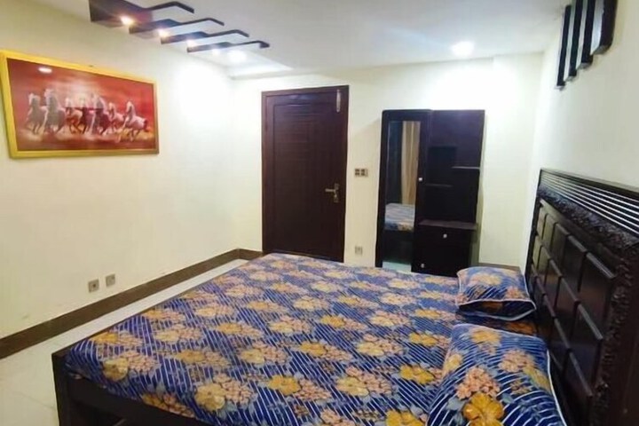 Room 4 of 6