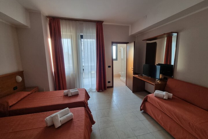 Room 10 of 29
