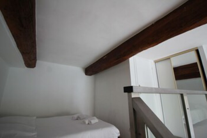 Room 13 of 16
