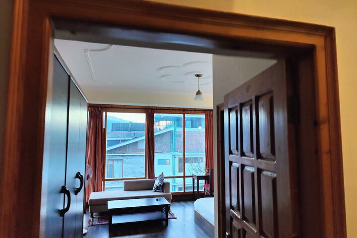 Room 8 of 76
