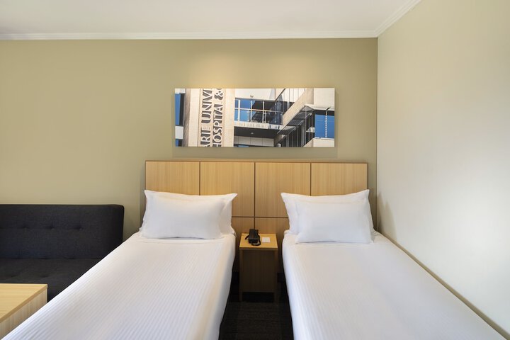 Room 6 of 28
