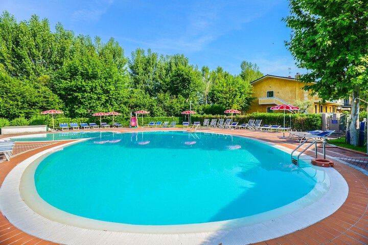 Pool 64 of 107