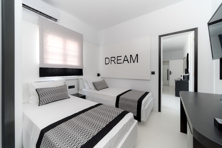 Room 10 of 29