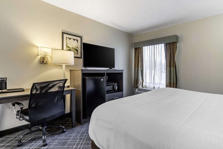 1 Queen Bed (1 of 9)