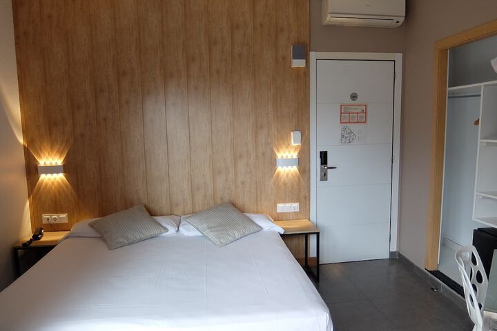 Room 8 of 18