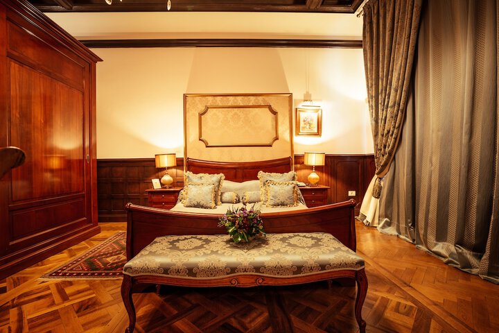 Room 34 of 142