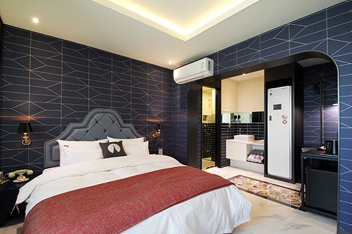 Room 13 of 24