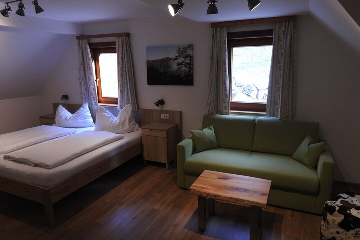 Room 9 of 33