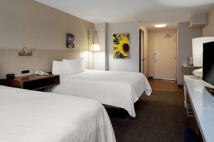 2 Queen Beds (9 of 14)