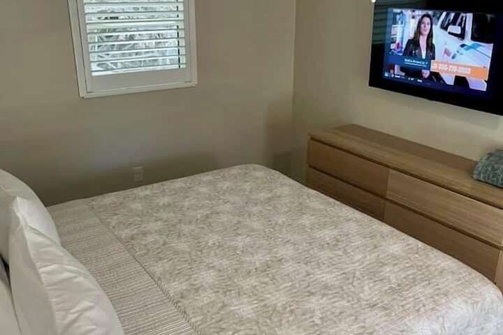 Room 6 of 28