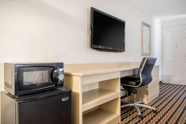 1 King Bed (4 of 15)