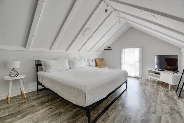 Room 6 of 33