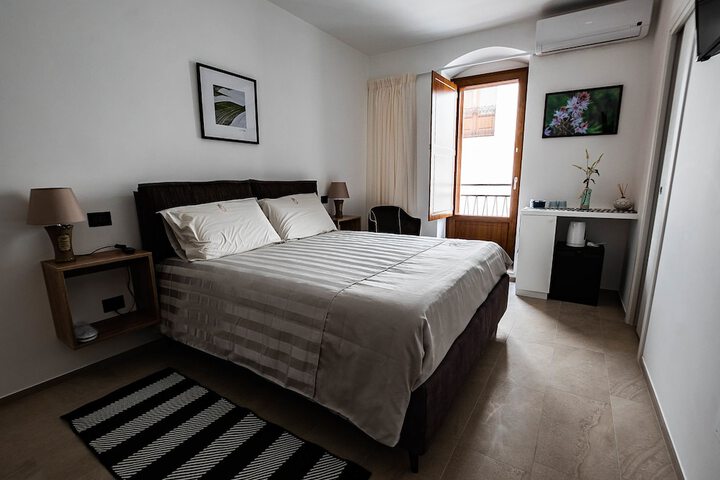 Room 1 of 24