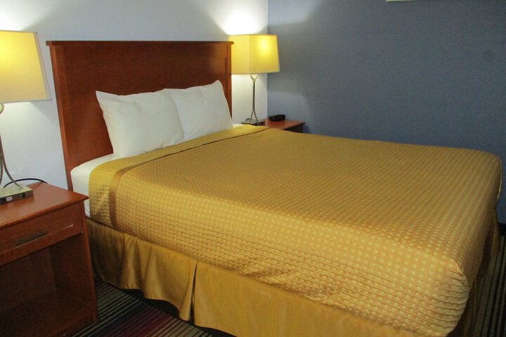 1 Queen Bed (26 of 26)