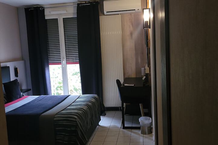 Room 65 of 143