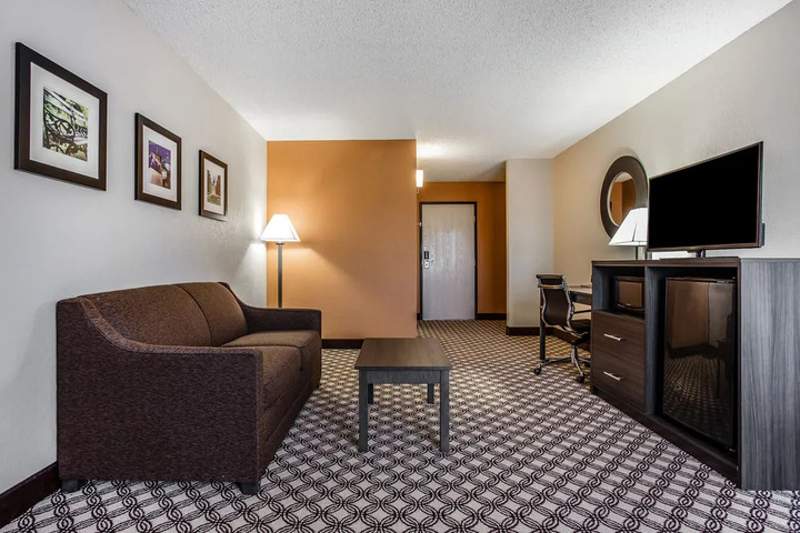 Room 5 of 11