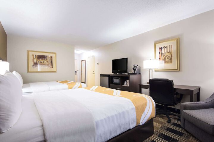1 Queen Bed Accessible (12 of 15)