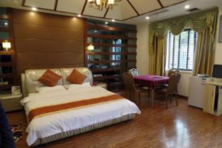 Room 7 of 9