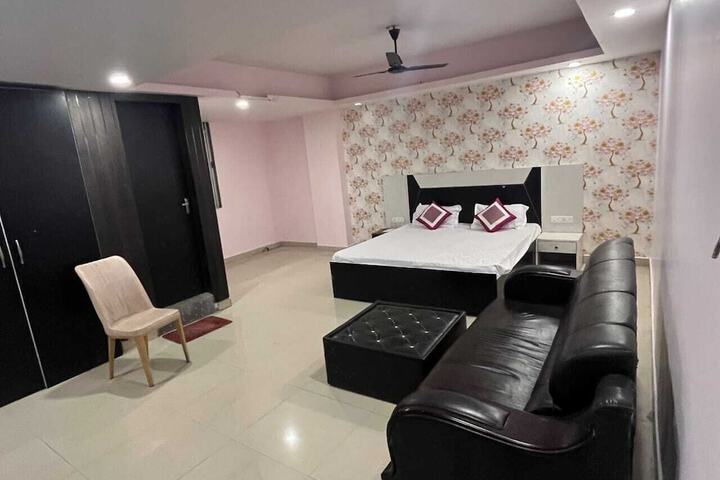 Room 9 of 48