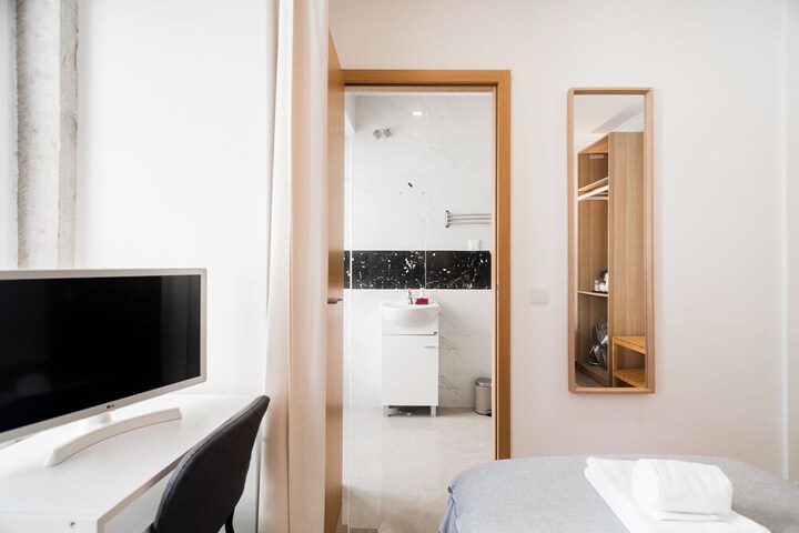 Room 16 of 76