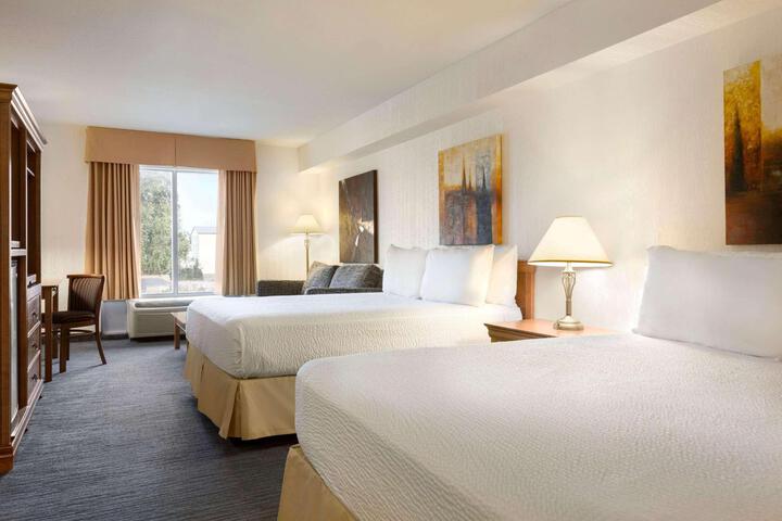 1 Queen Bed (1 of 34)