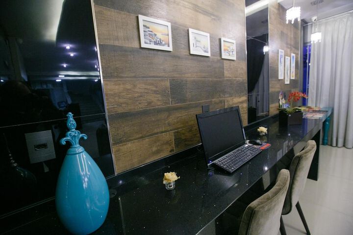 Business Center 23 of 27