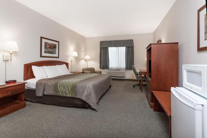1 King Bed (2 of 6)