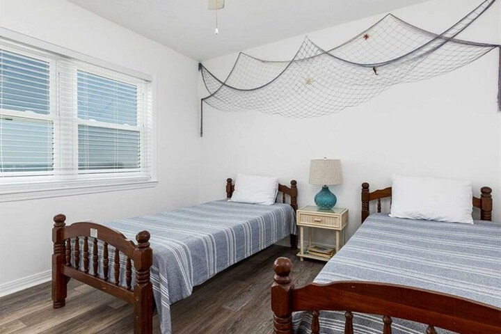 Room 8 of 9