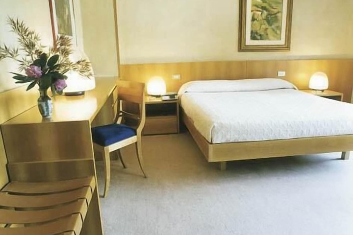 Room 8 of 43