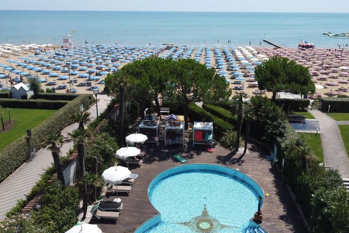 Hotel Pool