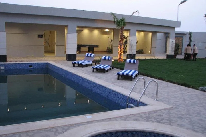 Pool 14 of 18