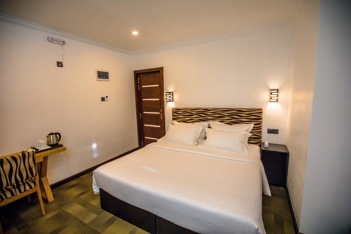 Room 5 of 12