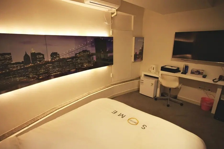 Room 8 of 16