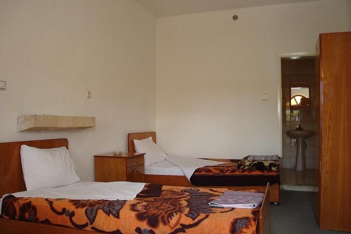 Room 3 of 32