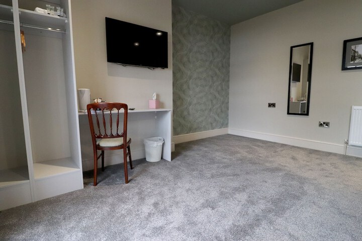 Room 6 of 28