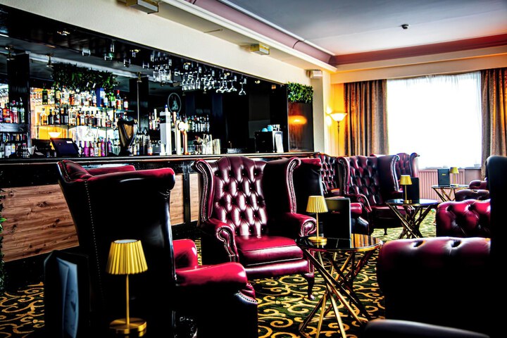 Lounge 62 of 101