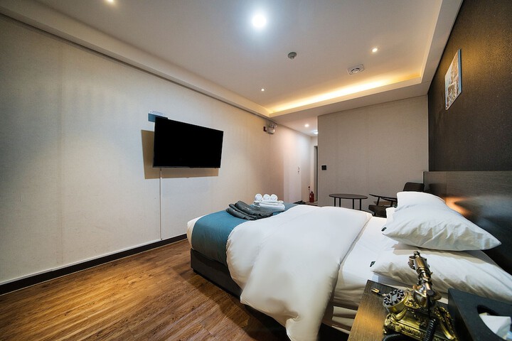 Room 6 of 85