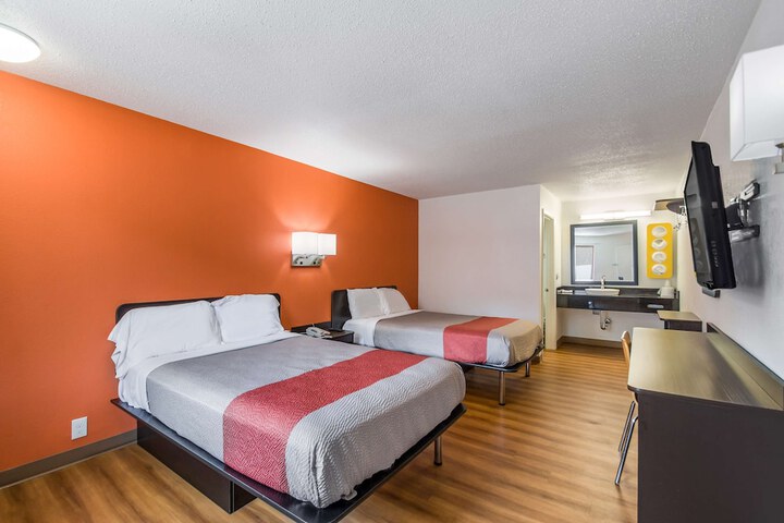 2 Double Beds (7 of 8)