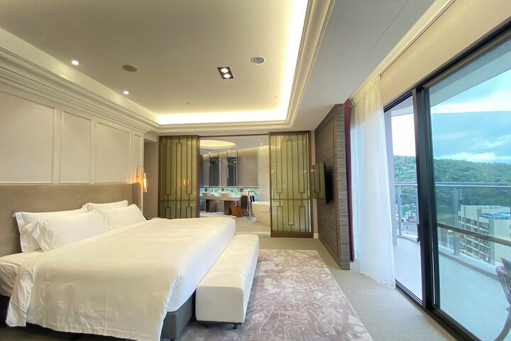 Room 33 of 83