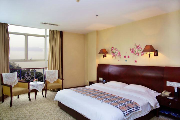 Room 6 of 19