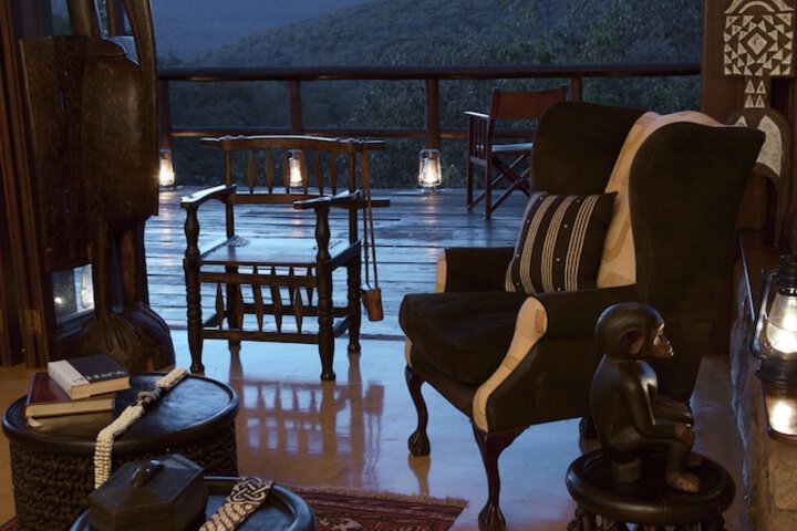 Lounge 27 of 38