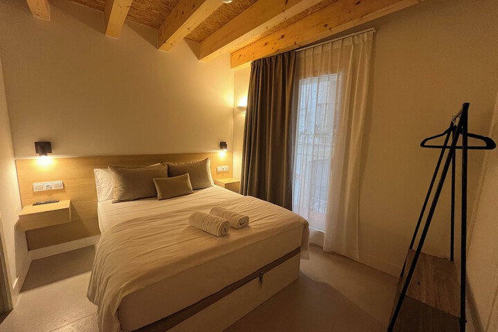 Room 4 of 16